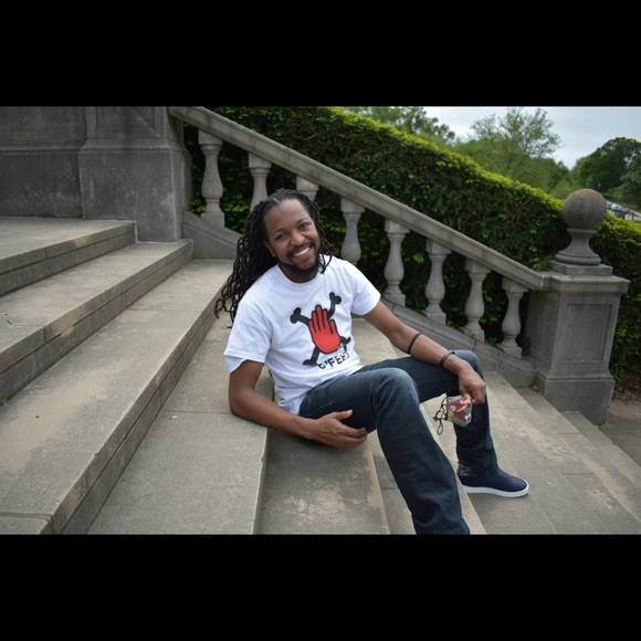 6’ FEET Hand And Cross Bones Tee Shirt - Picture 9 of 9